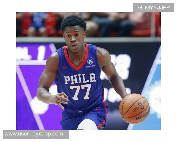 埃奇库姆上半场表现抢眼8投5中贡献12分4篮板展现强大冲击力